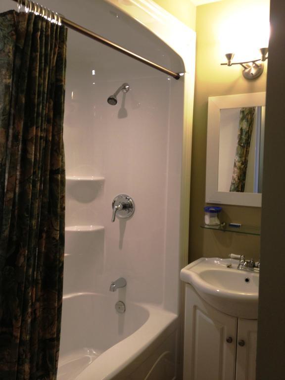 Mcintyre'S Cottages Baddeck Room photo