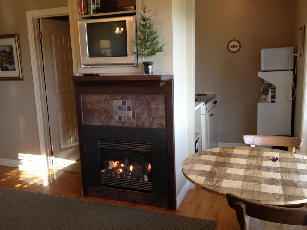 Mcintyre'S Cottages Baddeck Room photo